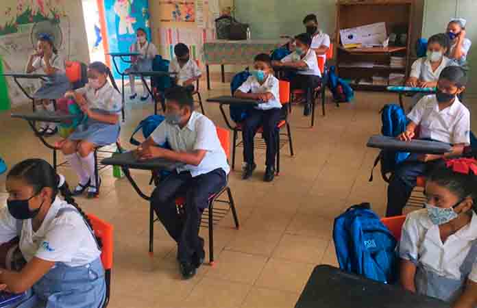 Calor en aulas afecta salud de los menores