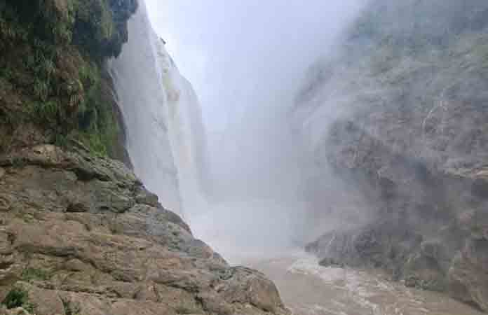 Cierran acceso a Tamul por gran cortina de agua