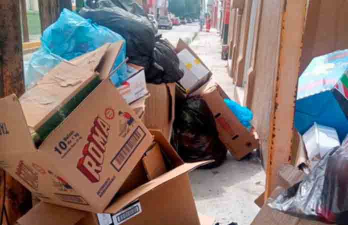 Comerciantes dejan zona centro hecha un cochinero