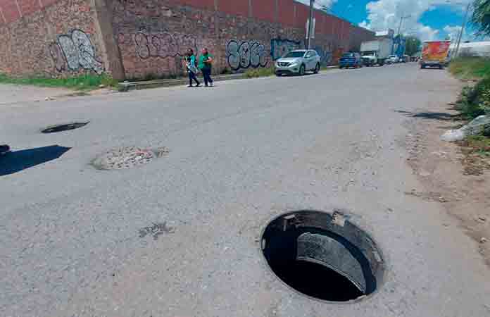Dos alcantarillas ponen en riesgo a personas