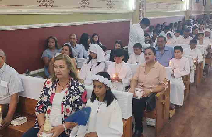 Iglesias católicas realizan primeras comuniones
