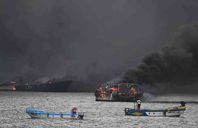 Incendio destruye 35 embarcaciones