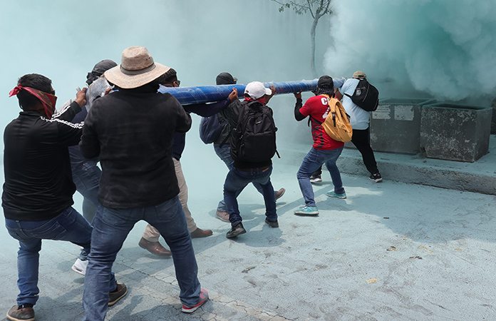 Maestros irrumpen en la sede de SEP