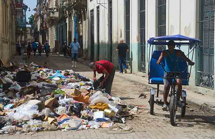 La basura cubre las avenidas de Cuba