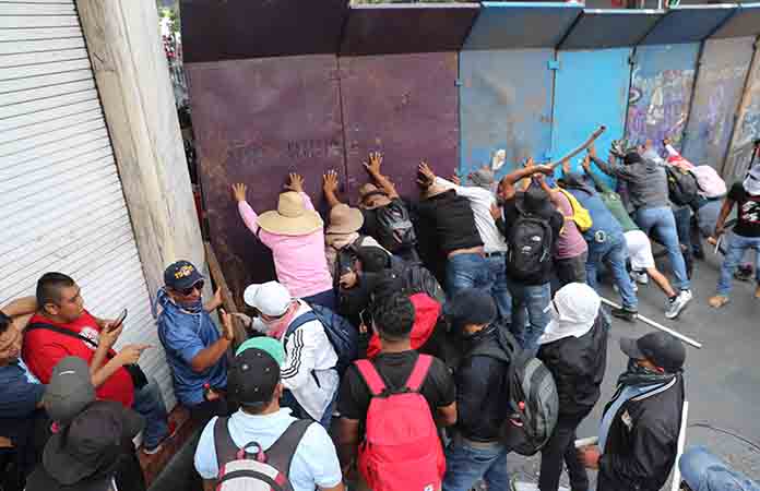 Maestros de CNTE chocan con cerco