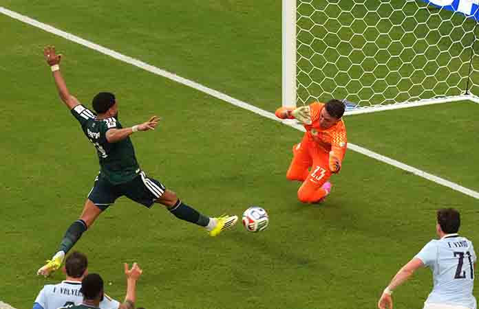 Rescata Uruguay empate ante Arabia