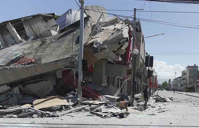 Suben las víctimas de poderoso sismo