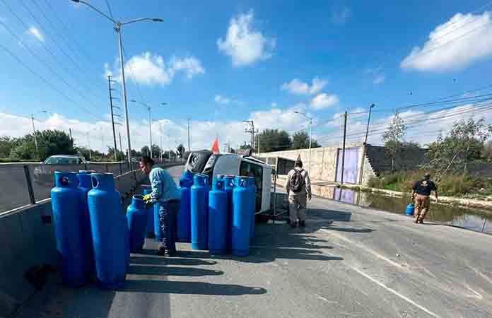 Vuelca camioneta gasera en Periférico