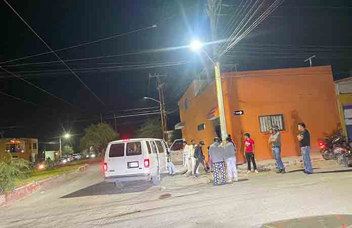 Chofer de camioneta embiste a motociclista