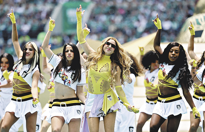 SHAKIRA CORONA LA INAUGURACIÓNDEL MUNDIAL
