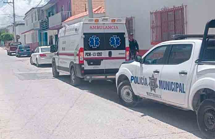 Policías apoyan a mujer y menor, víctimas de violencia familiar