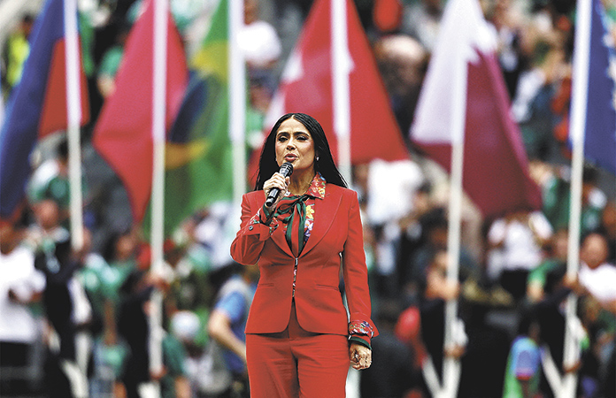SALMA HAYEK DA LA BIENVENIDA AL MUNDIAL EN UN ESTADIO REPLETO DE ESTRELLAS