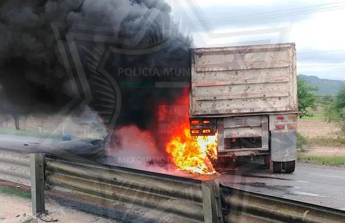 Terrible muerte tuvo chofer de tráiler quemado
