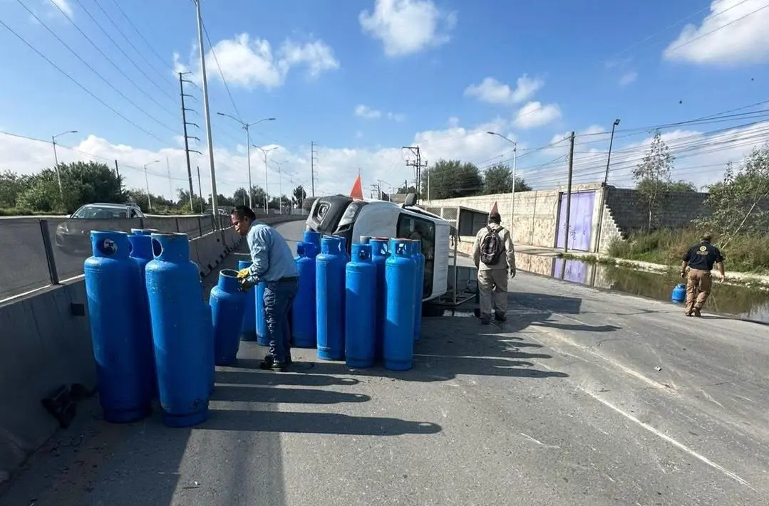 Vuelca camioneta con cilindros de gas LP en Circuito Potosí