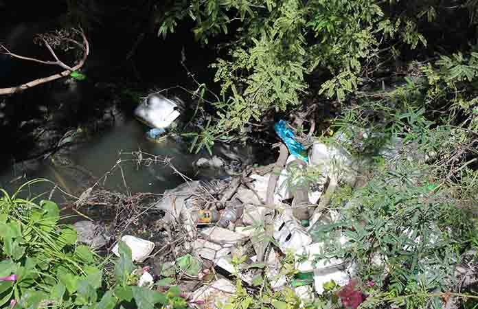 Llaman a no tirar basura en canales
