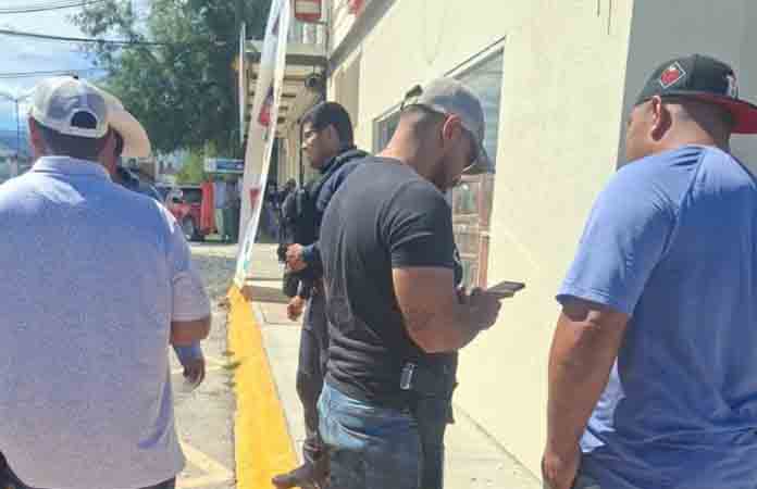 Agentes policíacos evitan extorsión telefónica