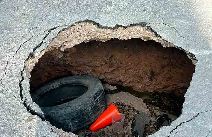 Aparece enorme socavón en la Avenida Roble