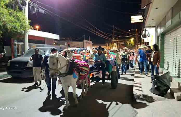 Realizan callejoneada en honor de San Miguel
