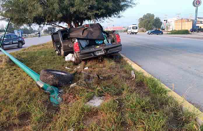 Camioneta derriba poste en accidente