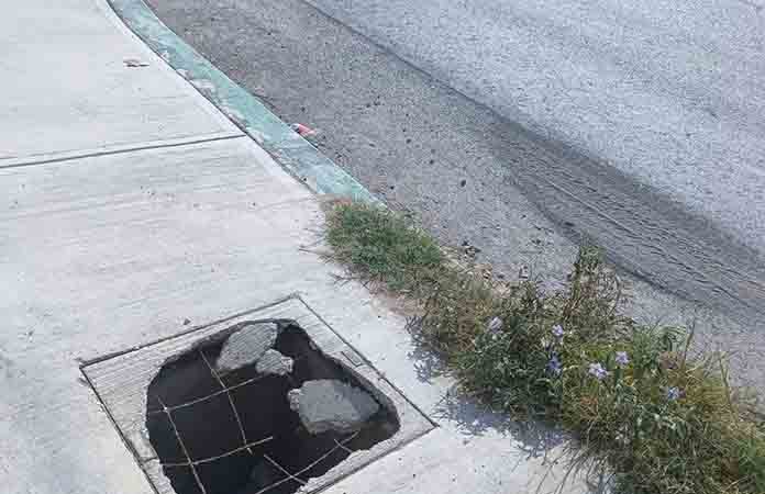 Coladeras abiertas en Av. de Las Torres, “trampa mortal”