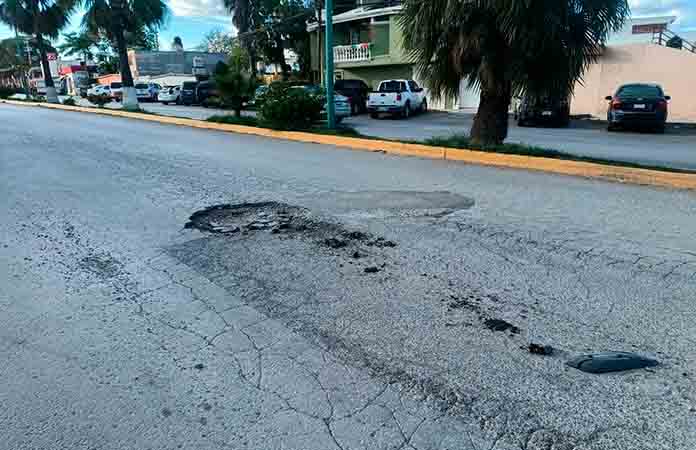 Enorme bache en Avenida Roble