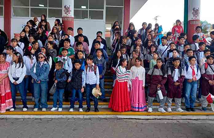 Fiestas patrias llenan de color las escuelas