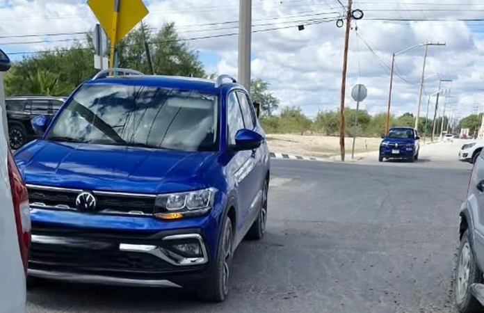 Impacta motociclista contra un automóvil