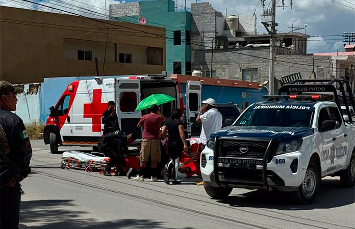 Motociclista se impacta contra puerta de auto