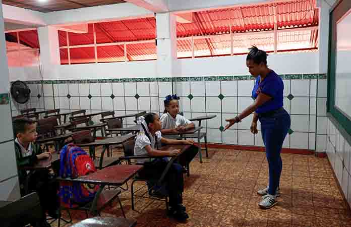 Niños en Venezuela vuelven a las aulas