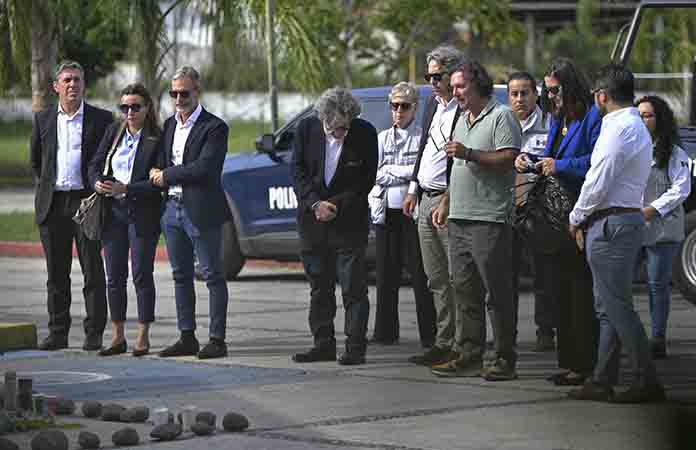 Padre de Claudia va al sitio del crimen