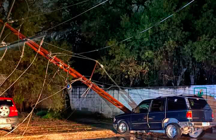 Poste de luz colapsa encima de camioneta