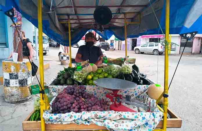 Rafael lleva 35 años vendiendo frutas y verduras
