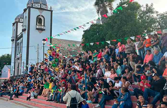 Realizan palo encebado durante fiestas patrias