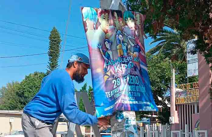 Retiran publicidad de postes y banquetas