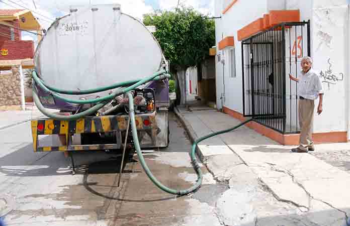 Villa de Pozos refuerza abasto de agua con pipas