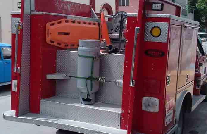 Bomberos atiende flamazo en una vivienda