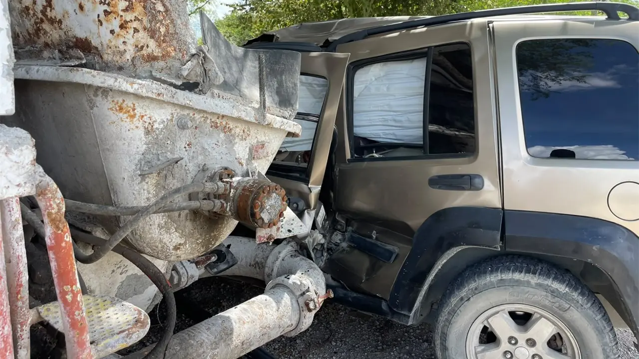 Estrellan camioneta en camión estacionado; no hay heridos