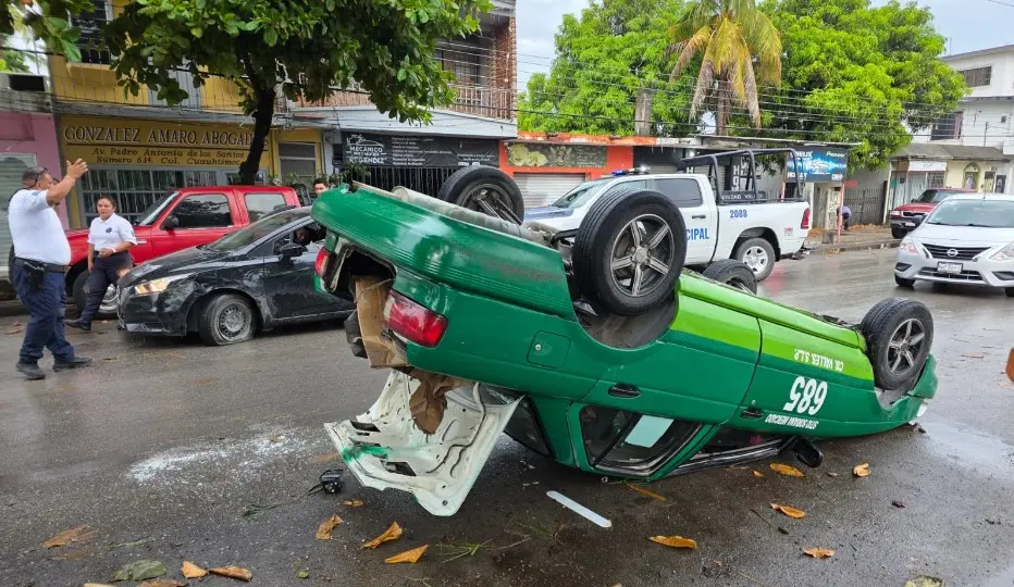 Vuelca taxista en Ciudad Valles; hay dos lesionados