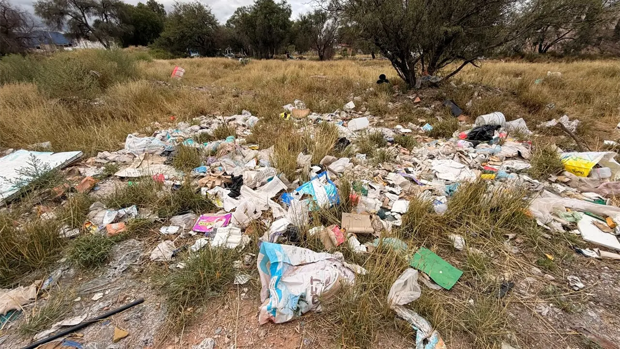 Fotos | Usan baldío frente a un kínder como basurero