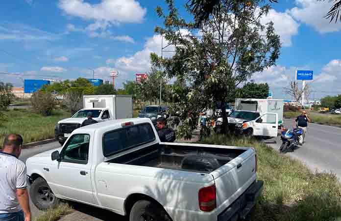 Impactan dos camionetas en carretera a México