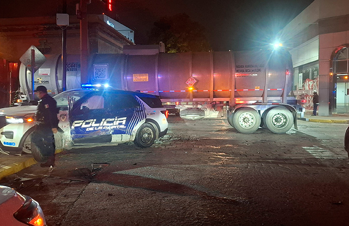 Policías acaban en el hospital, al ser impactados