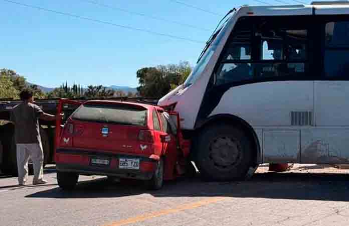 Un lesionado, deja choque entre carro y camión