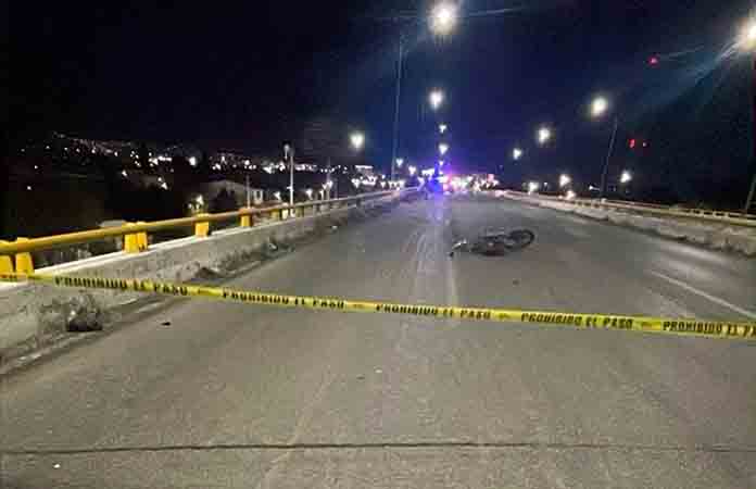 Mueren dos jóvenes en moto en accidente vial