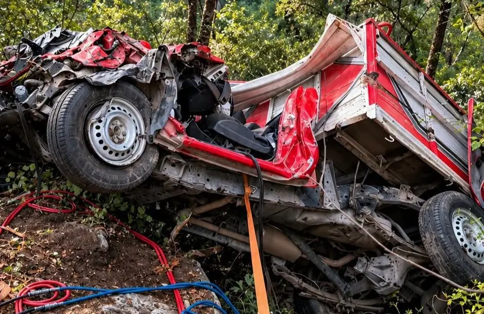 Fotos | Mueren padre e hijo al caer en barranco